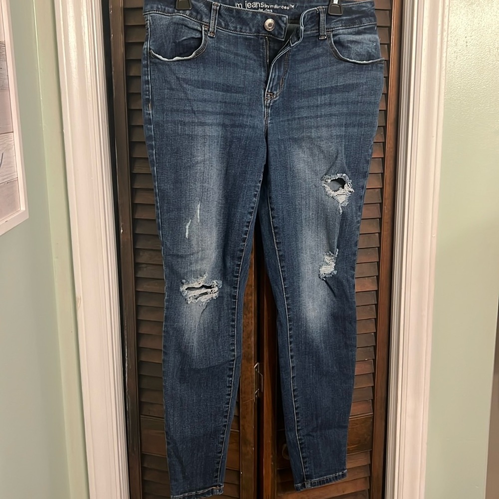 Blue skinny jeans with holes